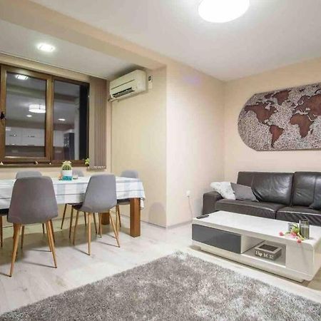 Sunny Spacious Apartment In A Great Location Kazanlak Exterior photo